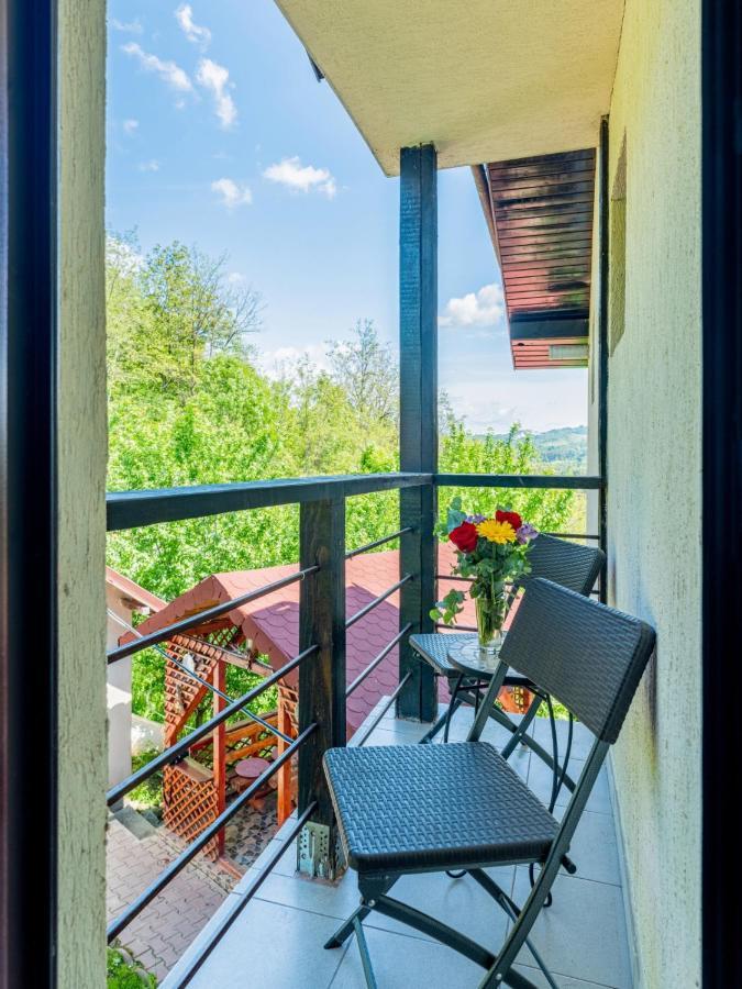 Hotel Casuta Cu Trandafiri Slănic Exterior foto